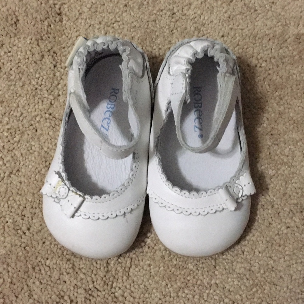 Robeez white shoes with bow. Size 9-12 months